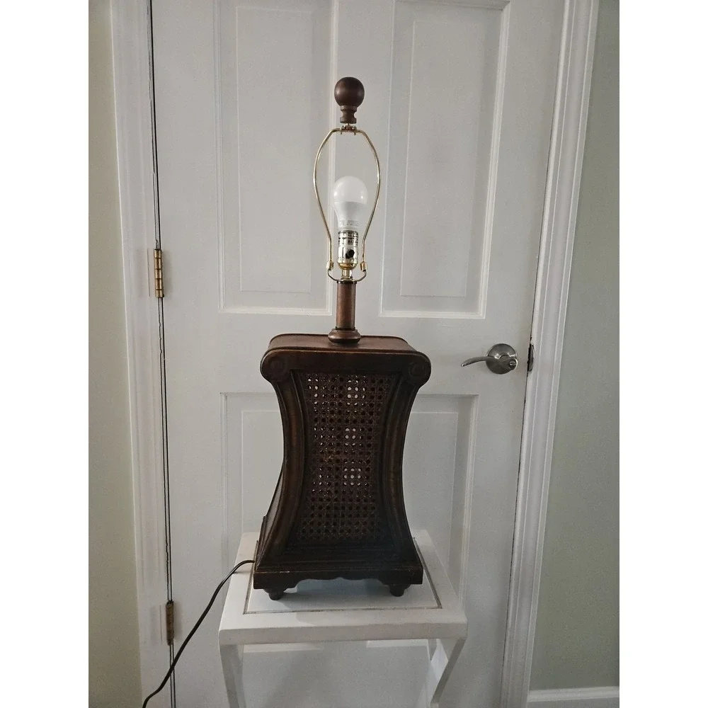 BEAUTIFUL Vintage-style Lamp With A Wooden Base And A Crane Insert